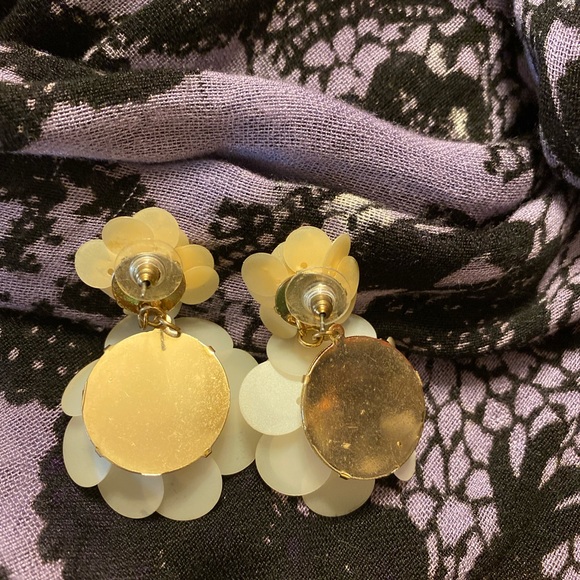 Flower necklace and earrings set. - Picture 3 of 3